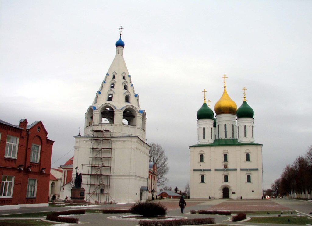 Успенский собор, 1692 и отдельно стоящая колокольня на Соборной площади Коломенского кремля. Московская область. Ноябрь 2011.