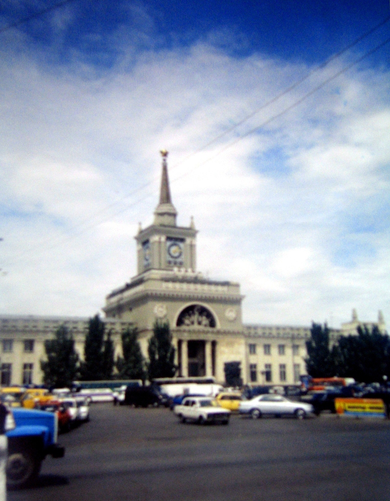 Волгоград. Железнодорожный вокзал. Лето 2004.