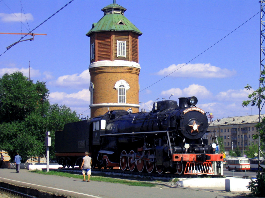 Омск. Памятник паровозу и водонапорная башня 1912 года постройки. Лето 2004