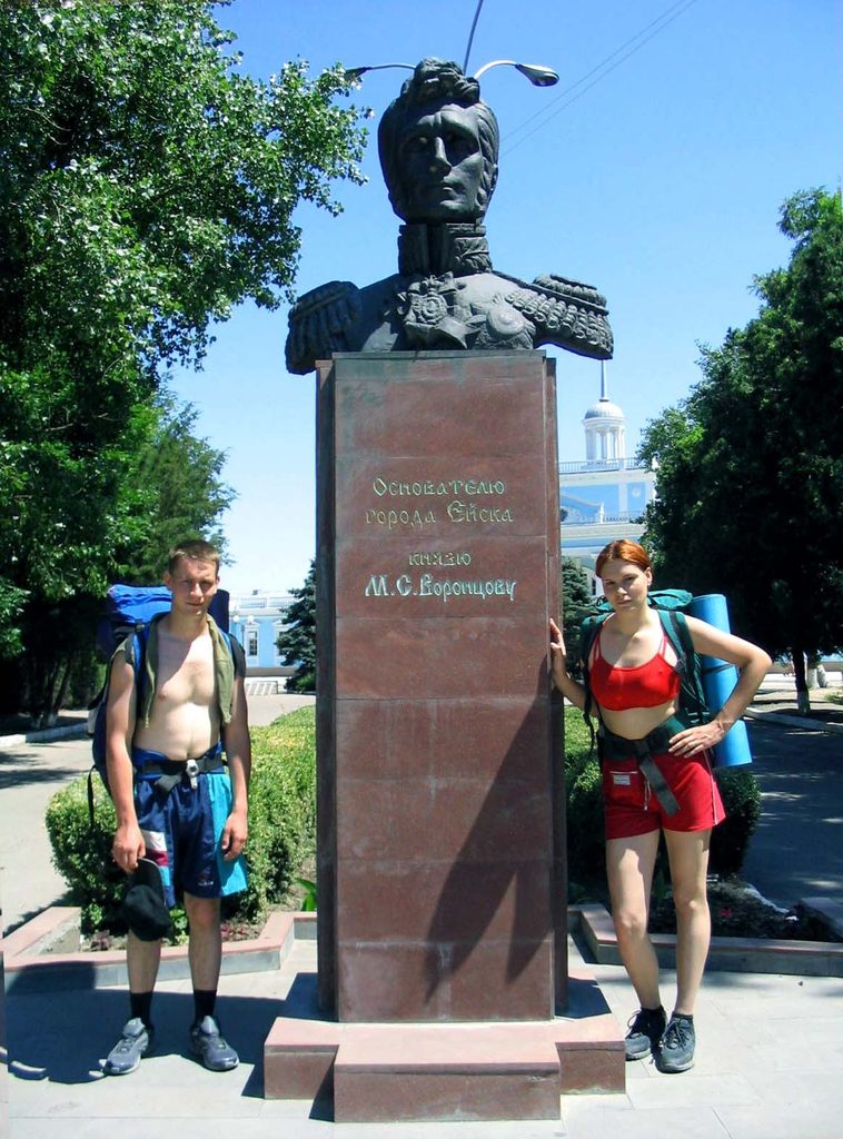 Памятник основателю Ейска - князю Воронцову. Ейск. Лето 2004.