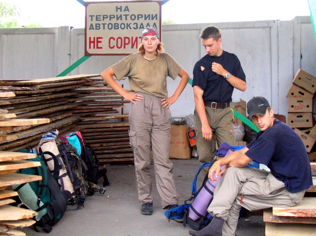 На автовокзале в Бийске, Алтайский край. Лето 2004.