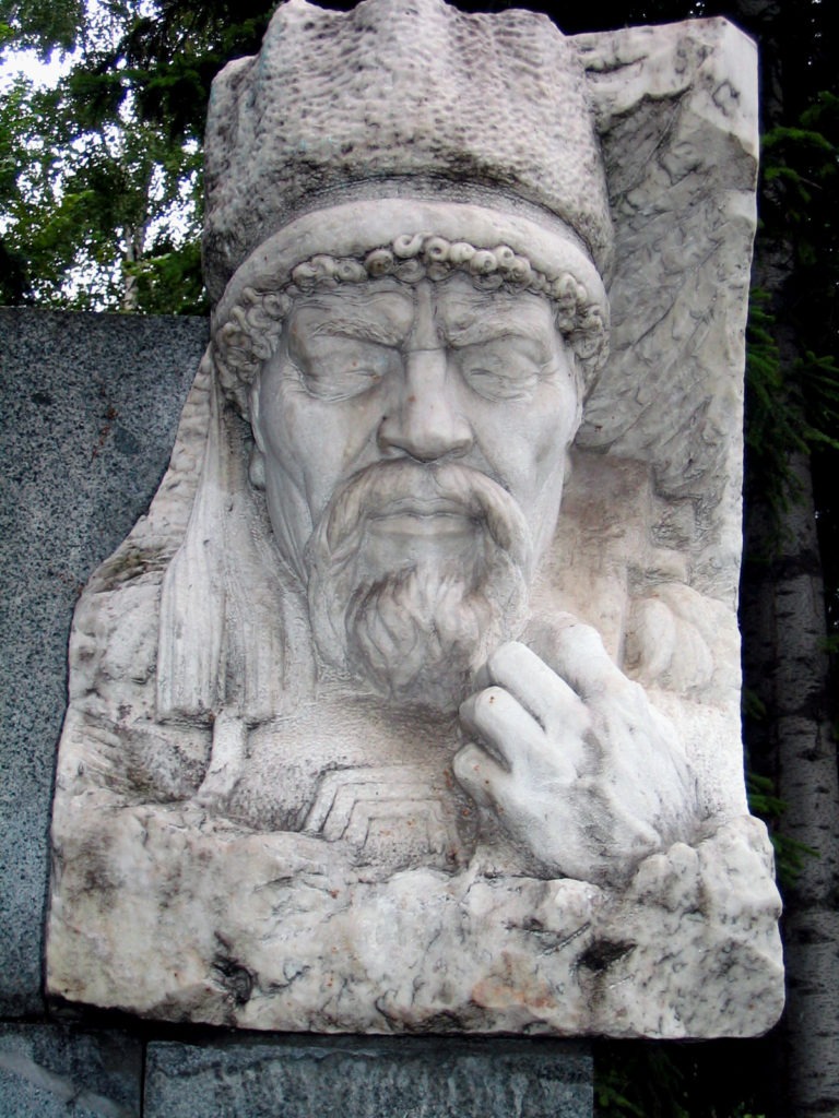 Горно-Алтайск. Памятник алтайскому сказителю-кайчи Николаю Улагашеву. Лето 2004.
