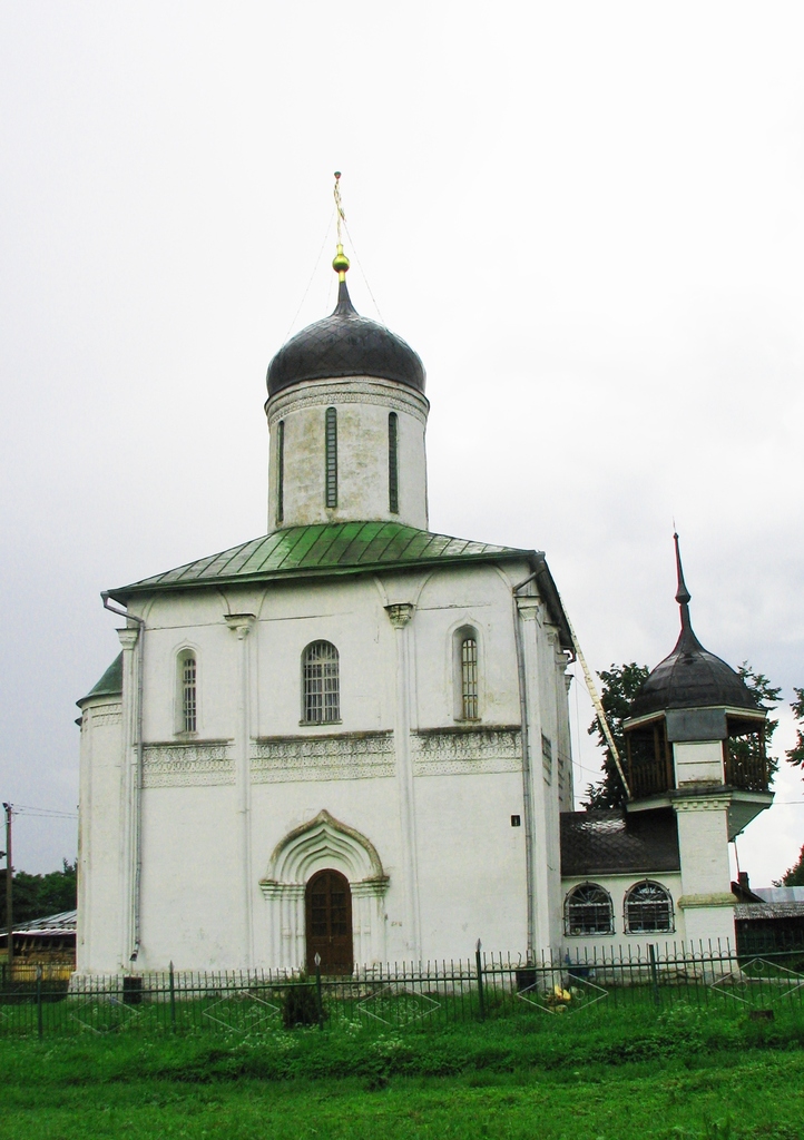 Собор Успения Пресвятой Богородицы в Звенигороде Московской области. Лето 2008.