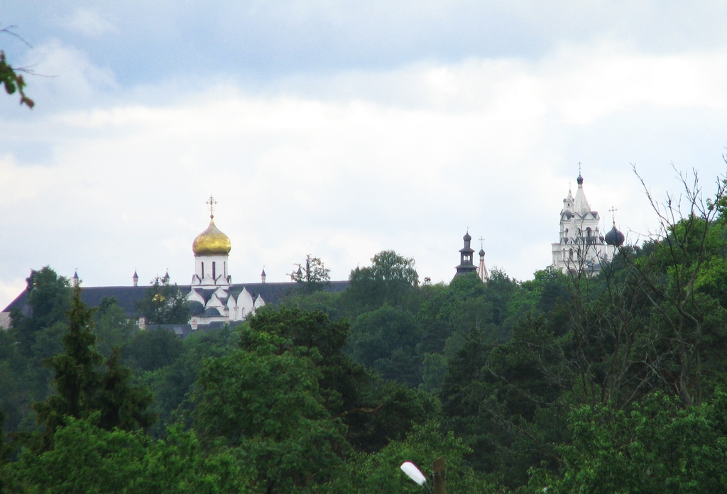 Вид на Саввино-Сторожевский монастырь от Звенигородского кремля-городка. Московская область. Лето 2008.