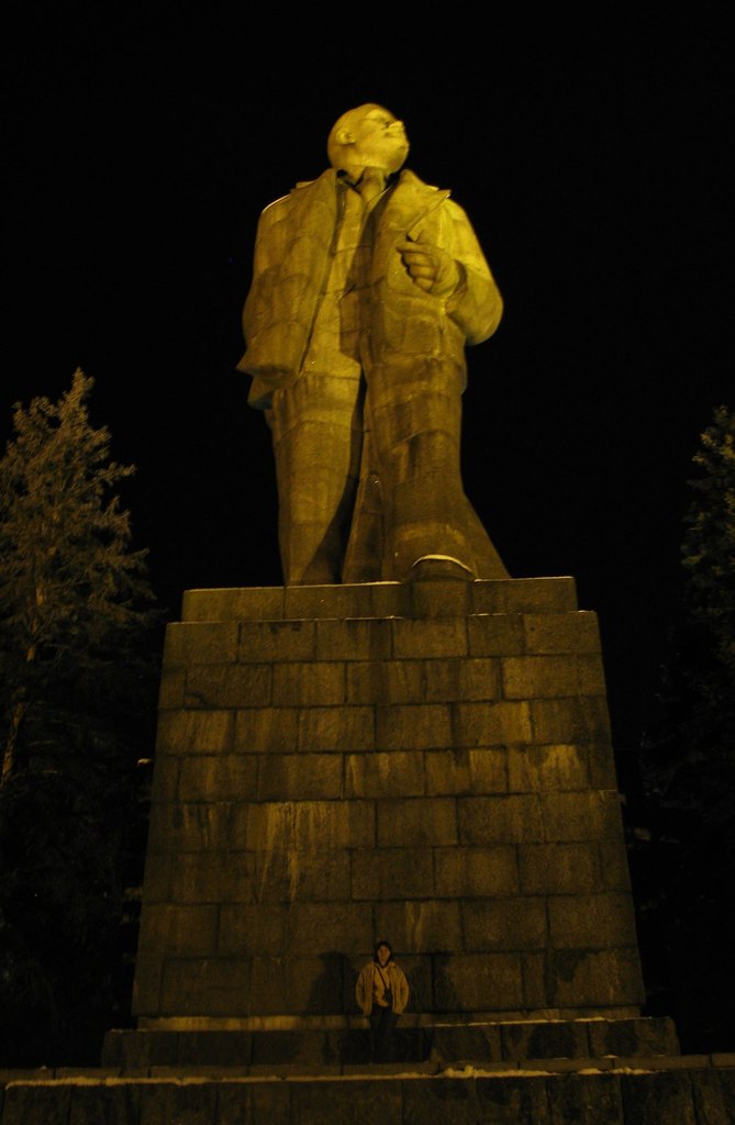 Дедушка Ленин на канале имени Москвы. Зима 2008.