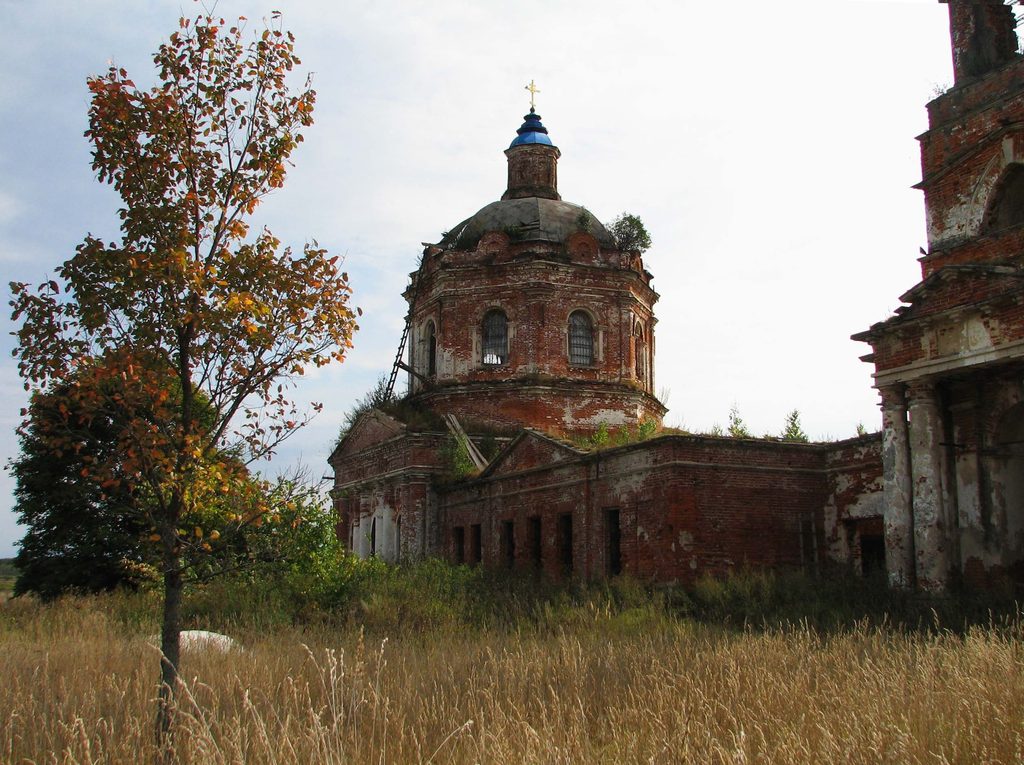 с. Алексино Савинского р-на Ивановской обл. Церковь Иоакима и Анны. Осень 2009.