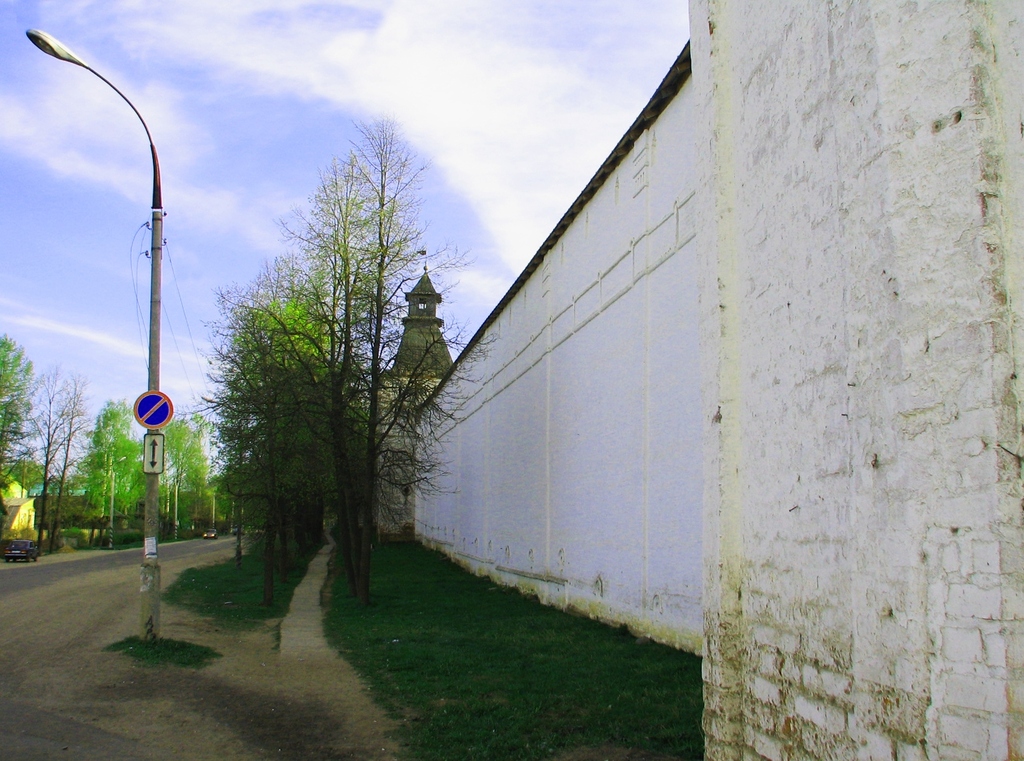 Поселок городского типа Борисоглебский Ярославской области. Борисоглебский монастырь. Весна 2009.